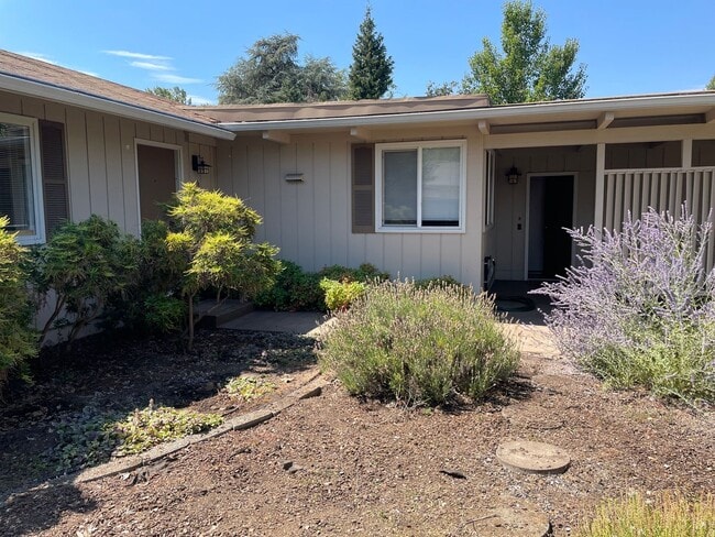 Building Photo - East Medford 3 Bedroom 2 Bathroom