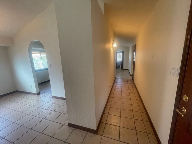 Building Photo - 3 Bedroom Near Mariposa Park in Taylor Ranch