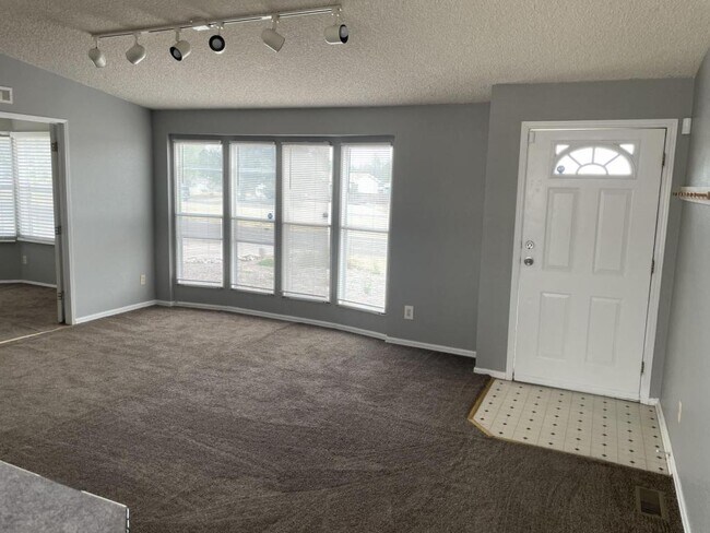 Building Photo - 398 E Hemlock Dr