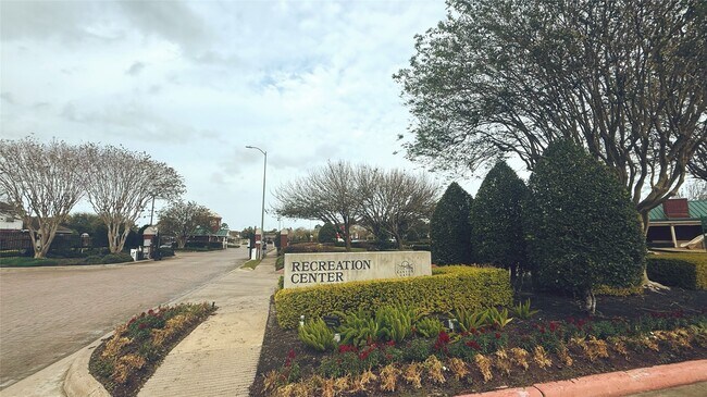 Building Photo - 6006 Country Ridge Dr