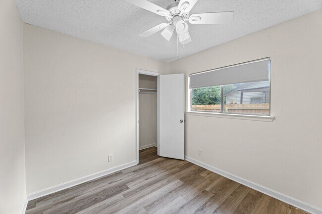 Building Photo - Tastefully Updated 3 bedroom 2 bath Duplex Northeast San Antonio