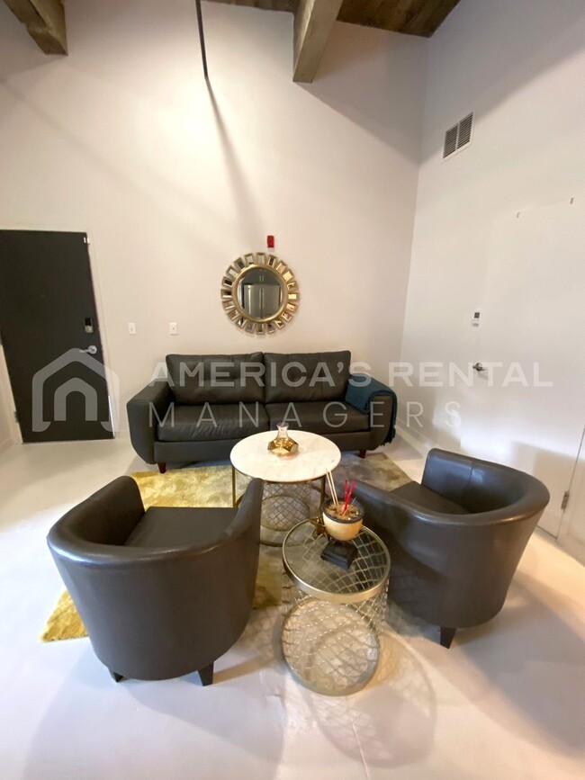 Building Photo - Fully Furnished Loft Available for Rent in...