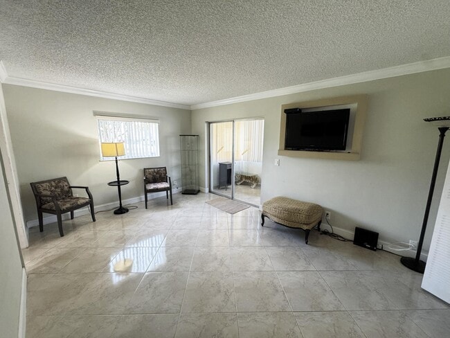 Building Photo - 984 Normandy Ln