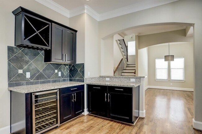 Building Photo - Gorgeous Contemporary Three Bedroom!