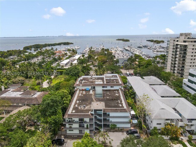 Building Photo - 2539 S Bayshore Dr