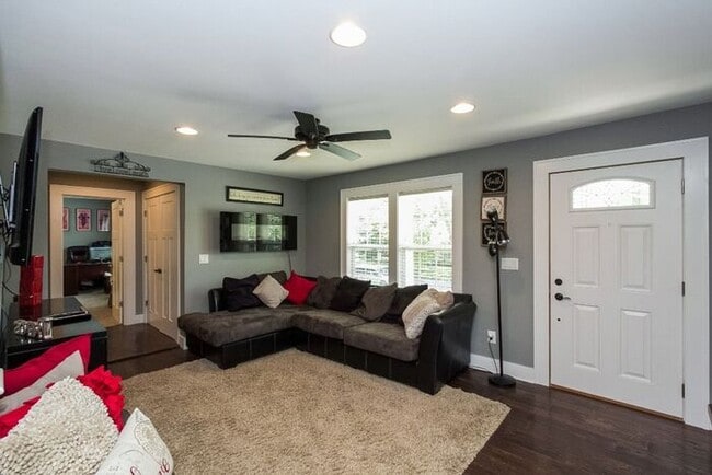 Building Photo - $4,400 | 5 Bedroom, 3 Bathroom House | Pet...
