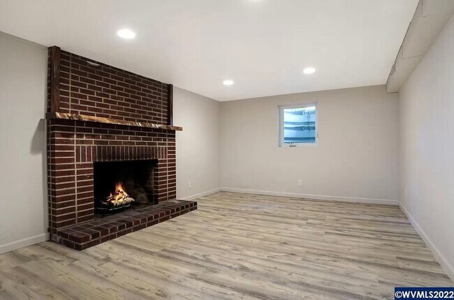 Building Photo - Available Now! 5 bedroom house with large yard and RV parking!