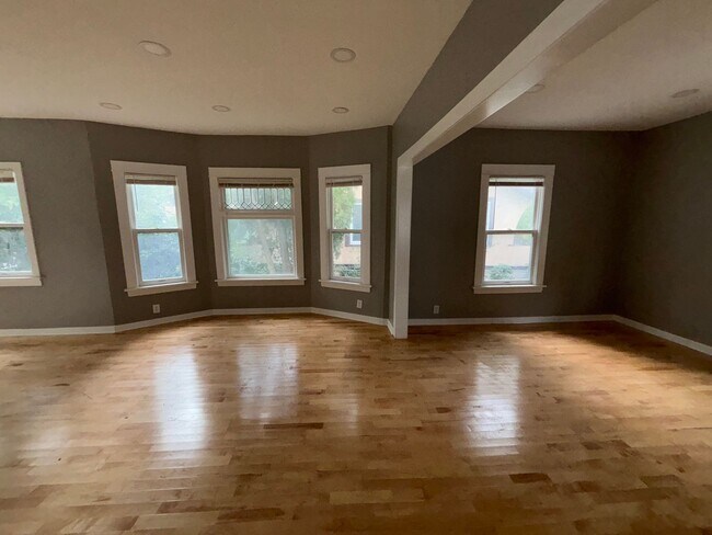 Building Photo - Beautiful 5 Bedroom, 2 Bath House for rent!!