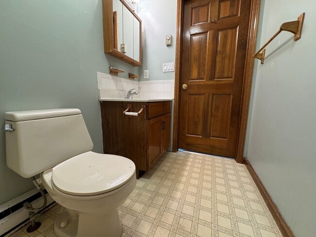 Building Photo - Woburn Townhouse| 2 Bed 1.5 Bath| Availabl...