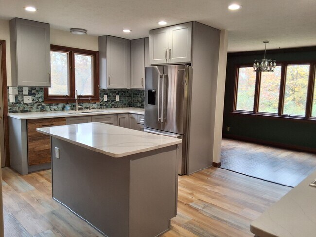 Building Photo - Oak Ridge 37830 - 4 bedroom 2.5 bath - call Sharon Arnwine 865-313-7215