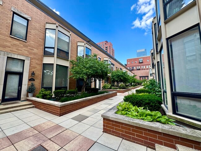 Building Photo - 311 N Union Ave