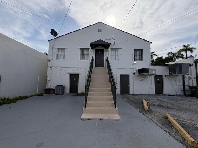 Building Photo - 313 N Krome Ave