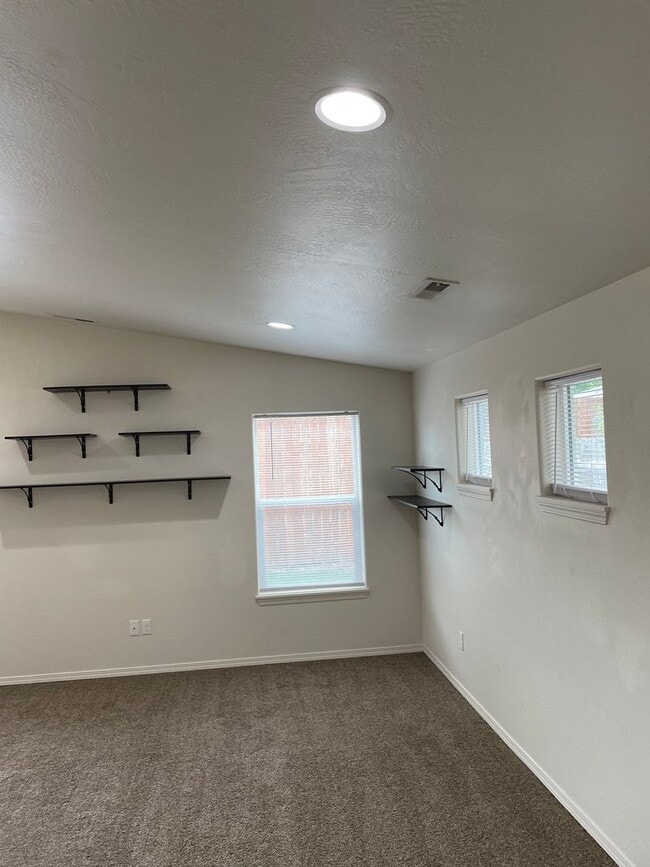 Building Photo - Very Nice 2 Story 3 Bedroom 2.5 Bath Home-...