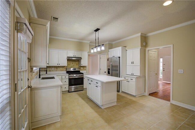 Building Photo - 1060 Lyndhurst Way