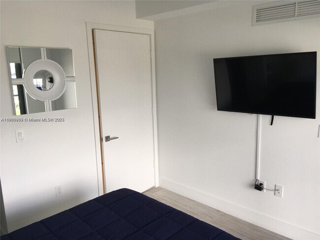 Building Photo - 121 NE 34th St