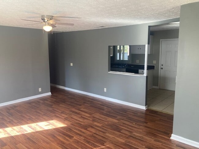 Building Photo - 3BR/1.5BA-1200 SF-893 Miller Estates Rd, S...