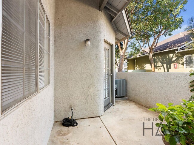 Building Photo - 2.5 Bed + 1.5 Bath + 2 Car Garage + Centra...