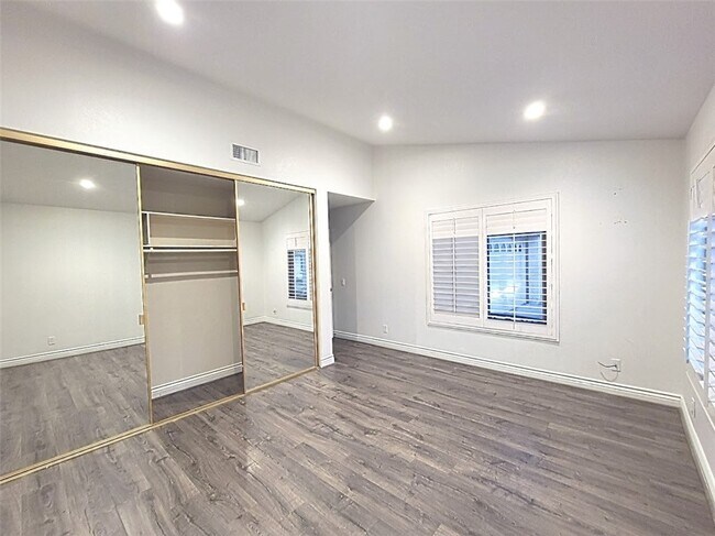 Building Photo - 28506 Barbosa