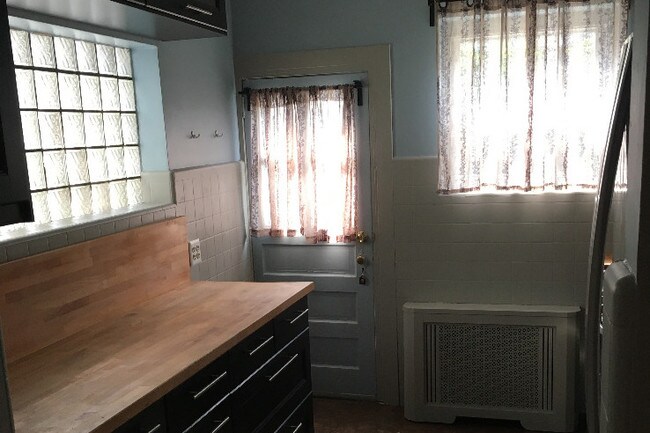 Kitchen - 1912 S Hicks St