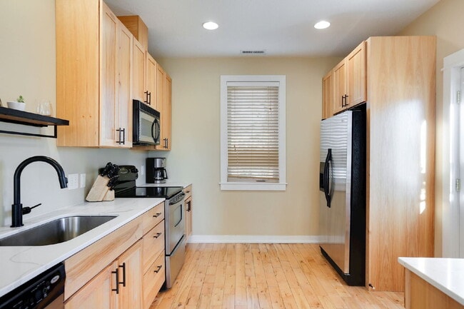 Building Photo - Charming 5-Bed Home with Hardwood Elegance in Minneapolis