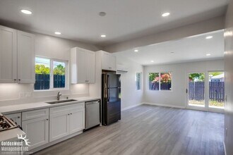 Building Photo - Remodeled 2Bdm 1Ba Apartment with Spacious Yard in La Mesa