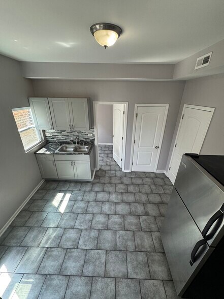 Primary Photo - 2152 W 19th St