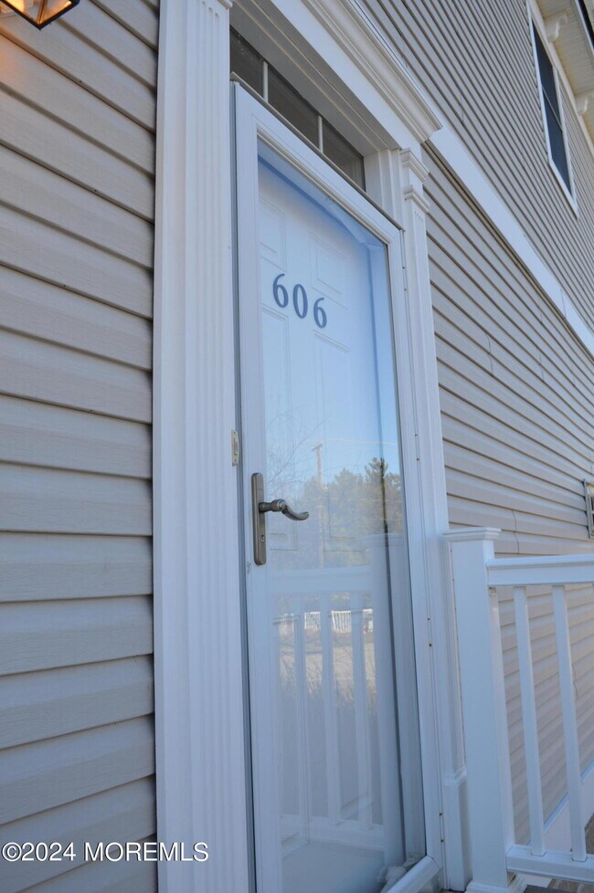 Building Photo - 606 Park Ave