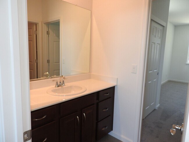 Building Photo - Beautiful Home in Roseville
