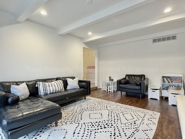 Building Photo - Spacious 4-Bedroom Minutes from Birmingham