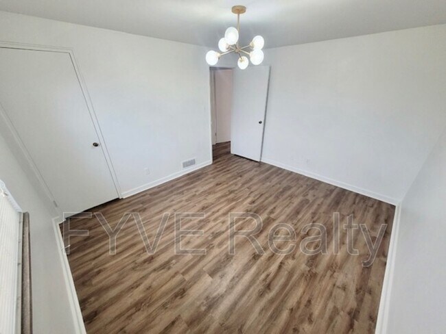 Building Photo - 1060 Sells Ave