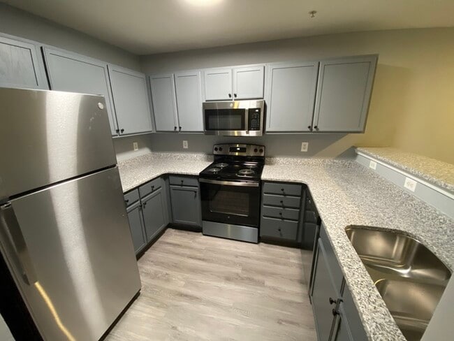 Building Photo - PRE LEASING! RENOVATED 3 BED 3 BATH UTILITIES INCLUDED!