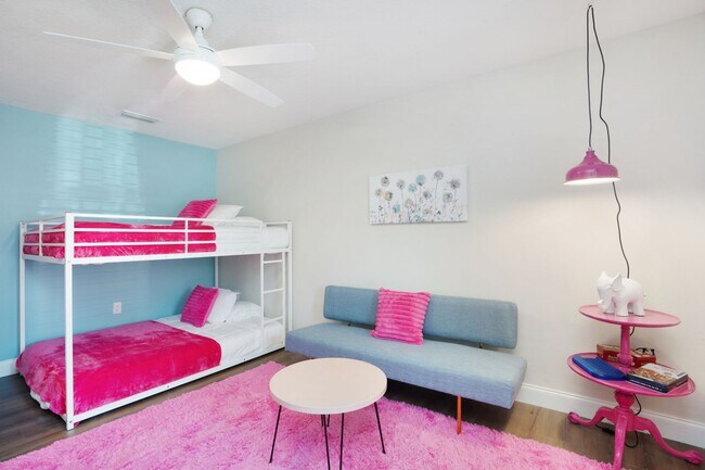 Building Photo - VACA or Short Term Furnished Chic Monthly Rental Home in Bradenton, FL