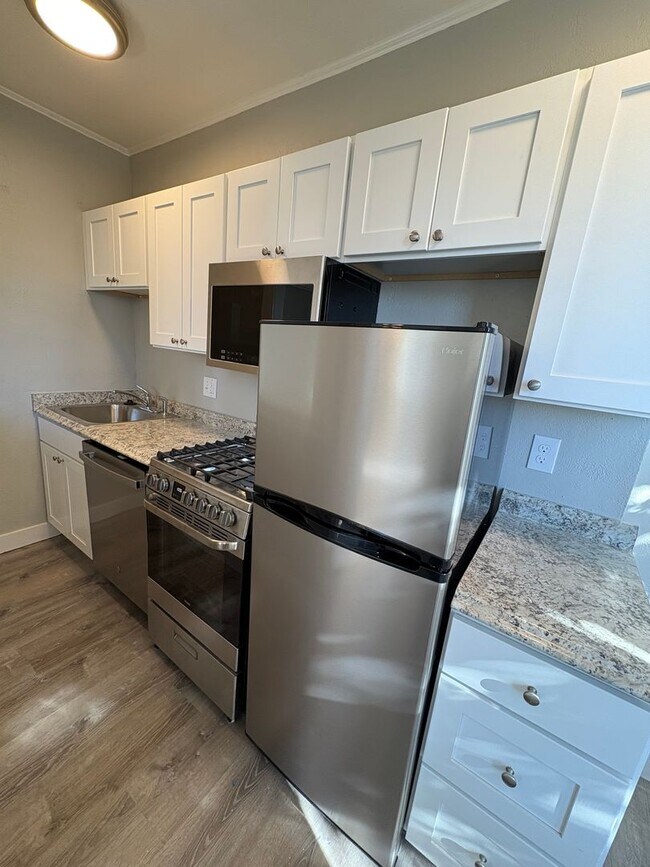 Primary Photo - 68 Cabot St