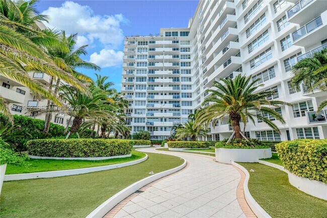 Building Photo - 100 Lincoln Rd