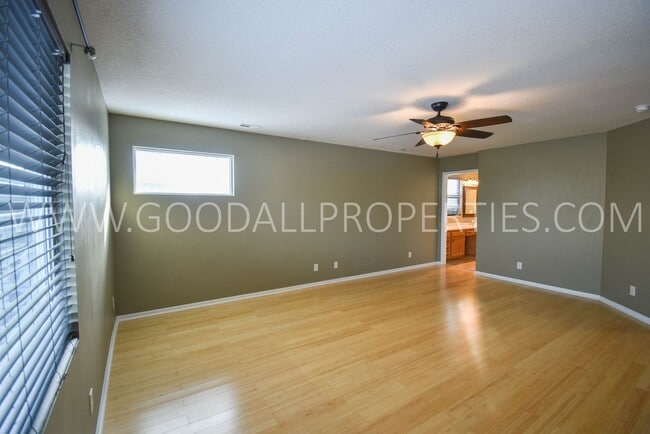 Building Photo - 4 Bedroom 3 Bath Home 3 Car Garage with large fenced in yard in Waukee