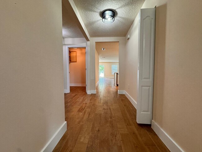 Building Photo - 2488 Beachview Dr