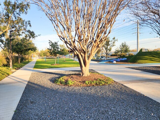 Building Photo - BEAUTIFUL REMODELED 1 BEDROOM 1 BATH CONDO.  GREAT LOCATION!