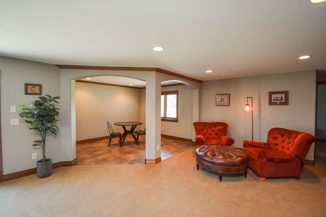Building Photo - 2204 S Silverthorne Ave