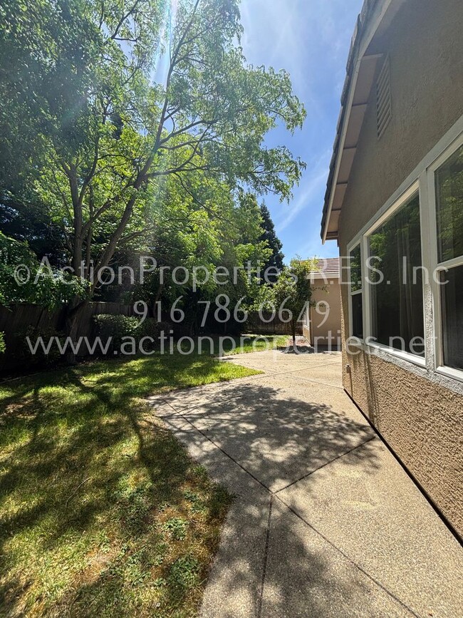 Building Photo - Single Story, Possible In-law or Great Hom...