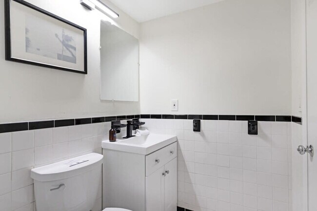 Building Photo - 1300 Collins Ave