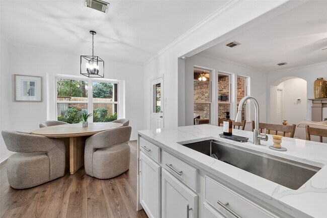 Building Photo - 66 S Longsford Cir