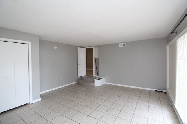 Building Photo - 3 bed 1 bath duplex with almost 1400 sqft ...