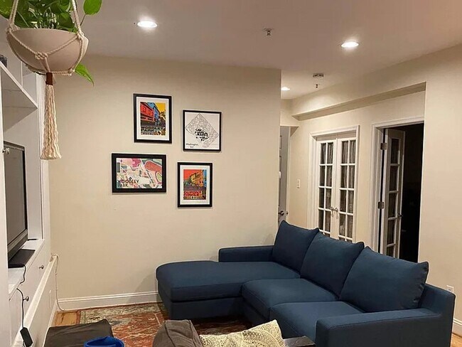 Building Photo - Charming 2 BR/1 BA Apartment in Woodley Park!