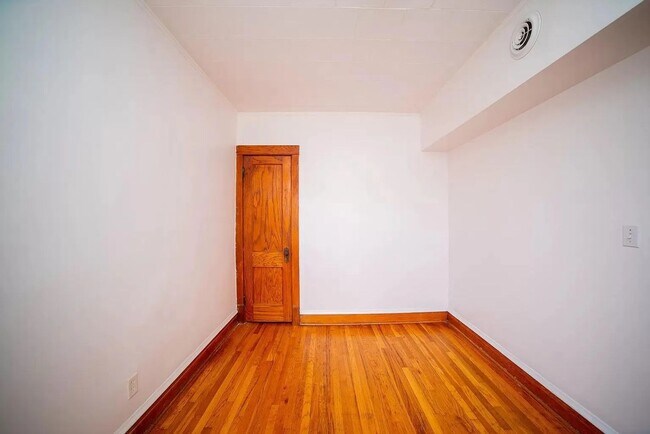 Building Photo - Humboldt Park Apartment