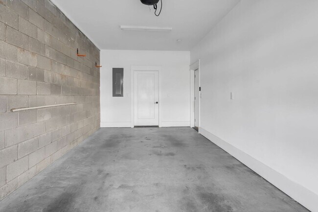 Building Photo - Modern Living in Wedgewood Houston