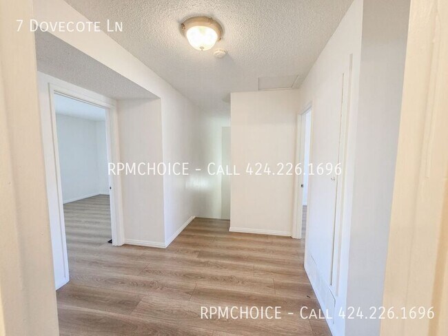Building Photo - 7 Dovecote Ln