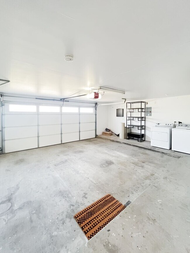 Building Photo - Breathtaking 2-Bedroom Townhome with 2-Car...