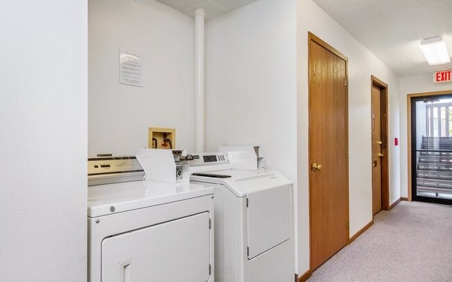 Building Photo - 1425 N 11th Ave E