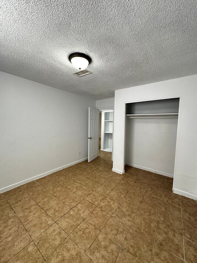 Building Photo - 14005 N Palm St