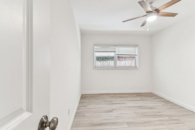 Building Photo - 610 Bosphorous Ave